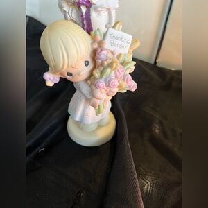 PRECIOUS Moments “Thanks a Bunch" 2000 Symbol of Membership Figurine, 1999.